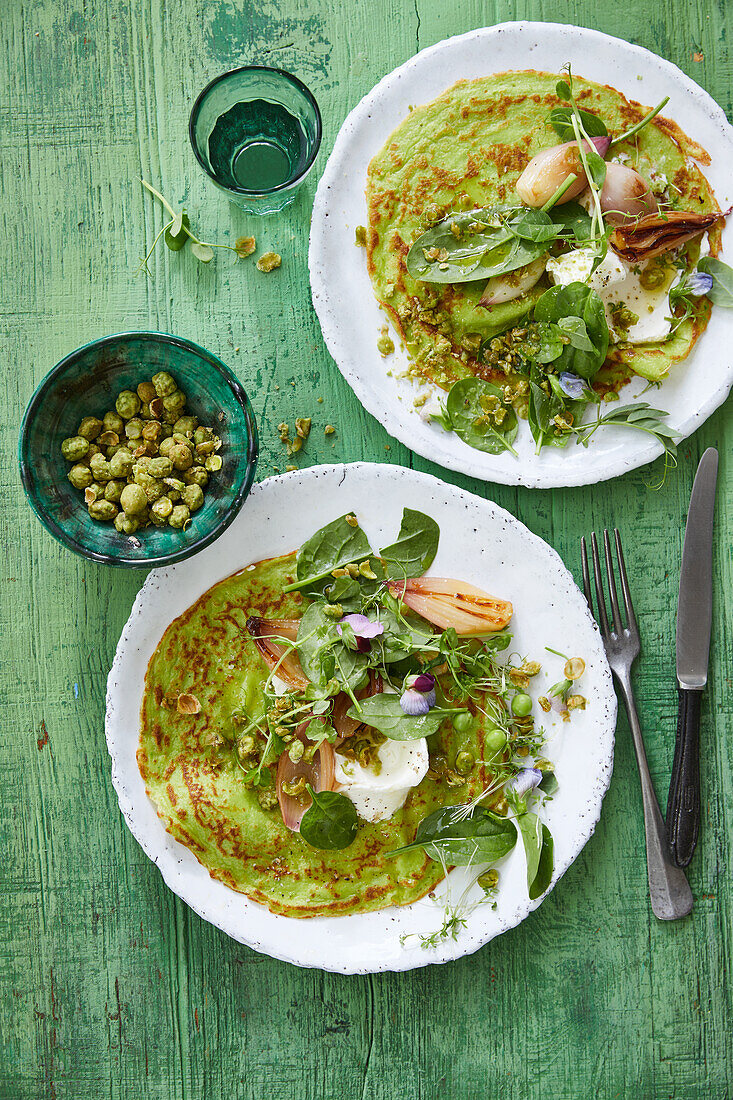 Erbsen-Crêpes mit Ziegenfrischkäse und geschmorten Schalotten