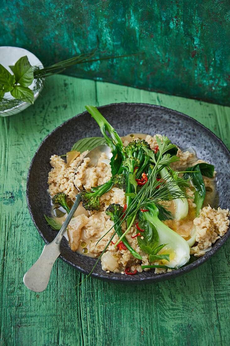 Porridge mit Pak Choi und Ingwer-Miso-Sud