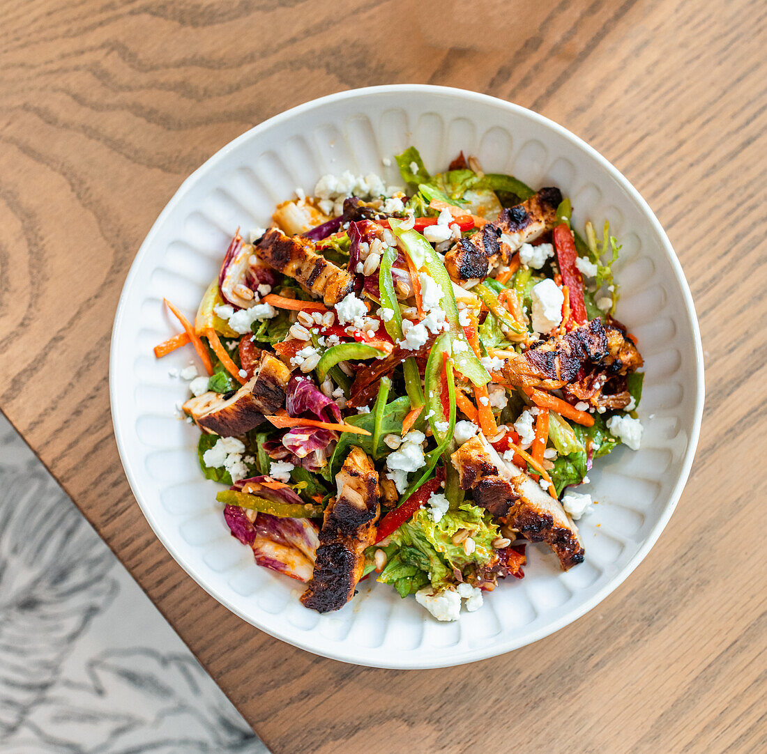 Salat mit gegrilltem Hähnchen und Feta