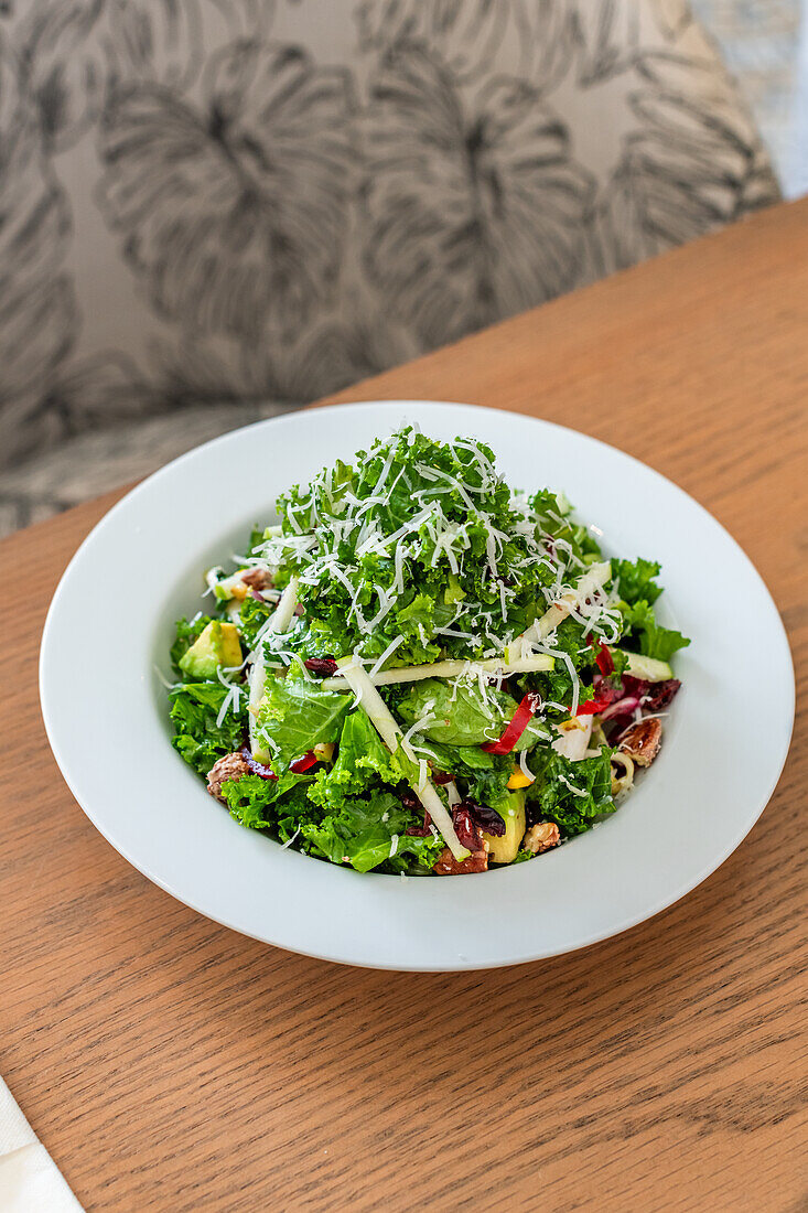 Grünkohlsalat mit Gemüse und Parmesan