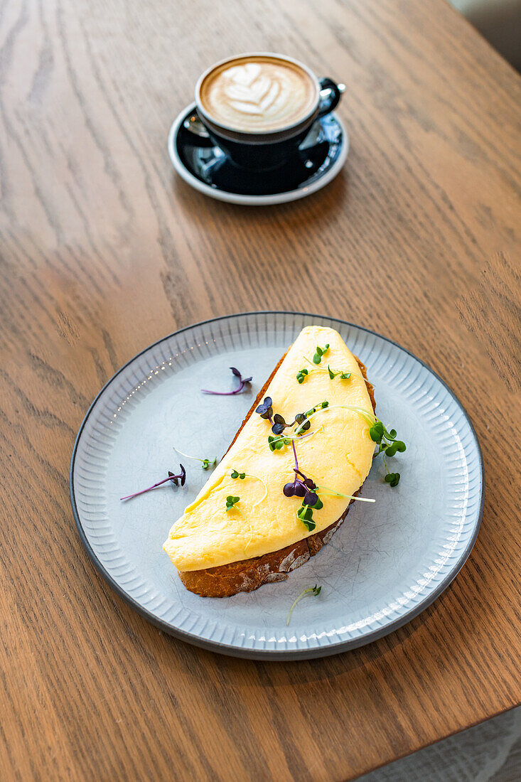 Omelett auf Sauerteigbrot mit Sprossen