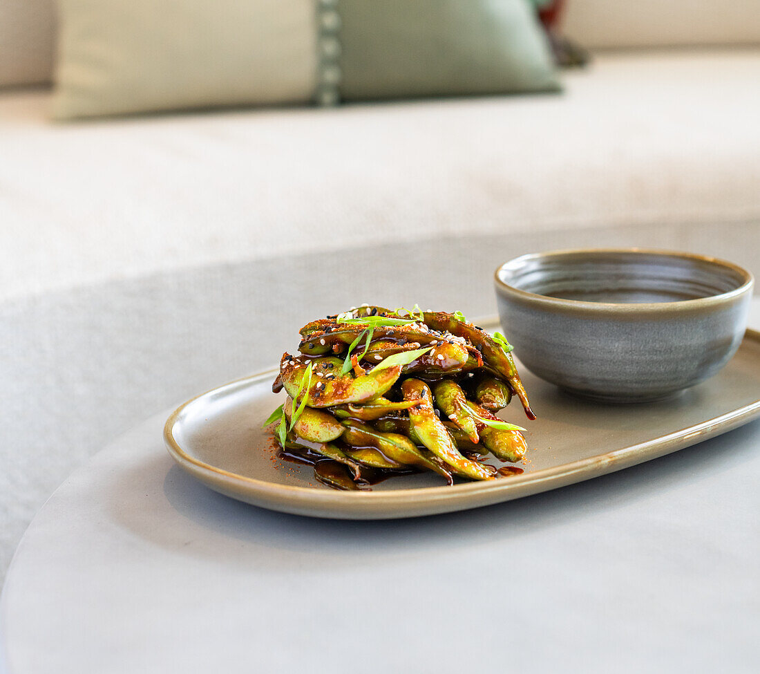 Würzige Edamame mit Sesam und Frühlingszwiebeln