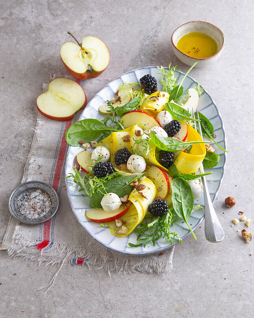 Blattsalat mit Gemüse, Früchten und Mozzarella