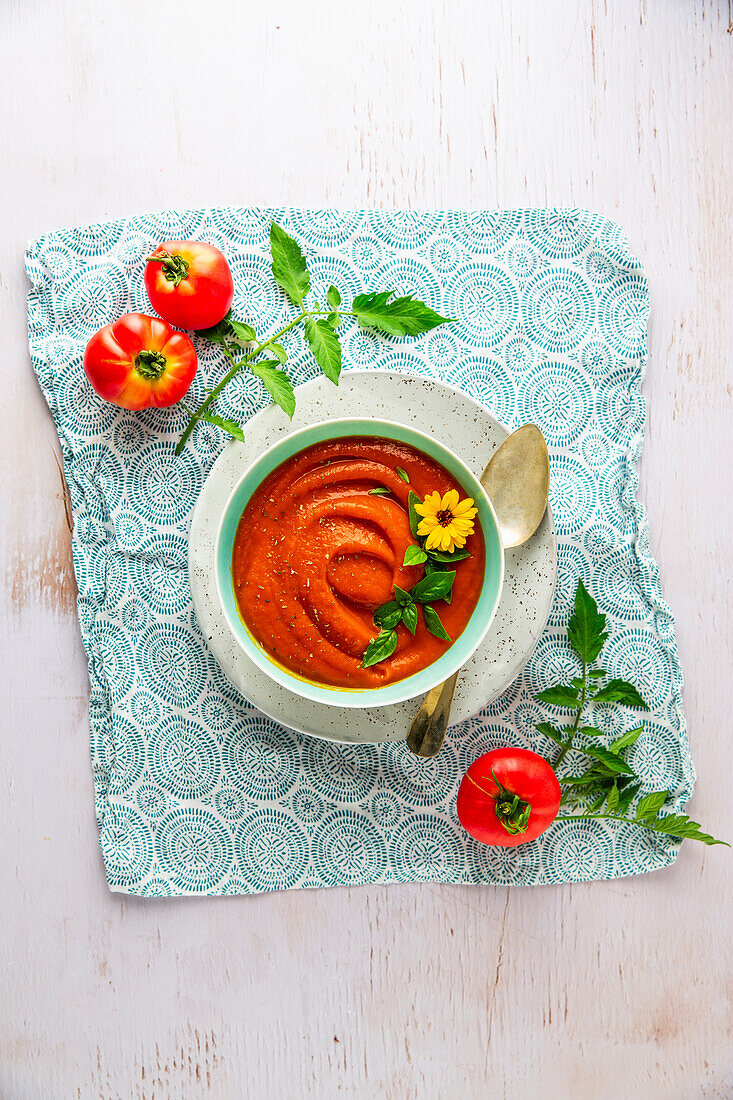 Tomatensuppe mit Basilikum