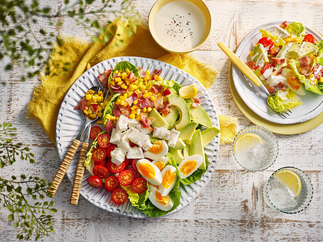 Cobb-Salat mit Avocado, Eiern und Speck