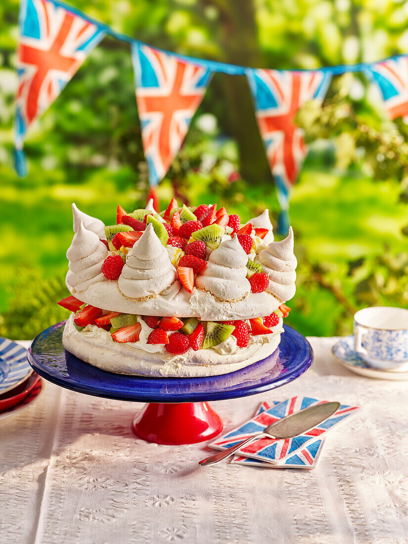 Meringue crown with strawberries, kiwi and cream