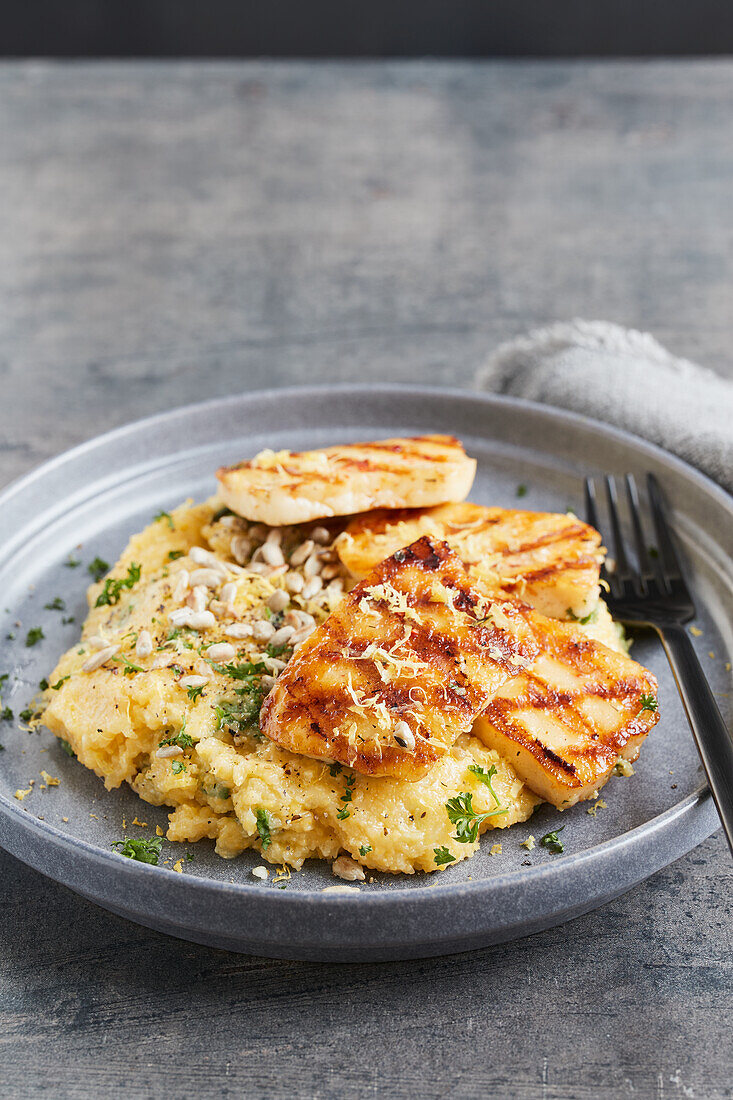 Gegrillter Halloumi auf Zitronen Dill-Polenta