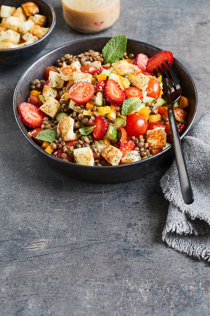 Linsensalat mit gegrilltem Halloumi und Erdbeerdressing