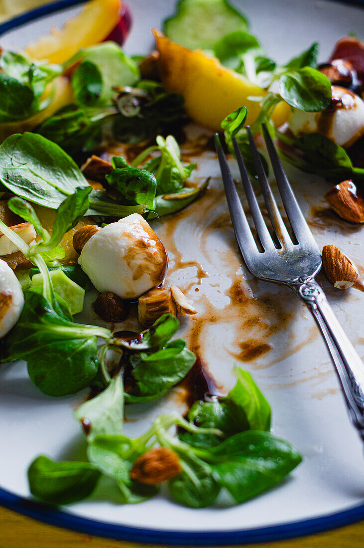 Feldsalat mit Nektarine, Rohschinken, Mozzarella und Mandeln