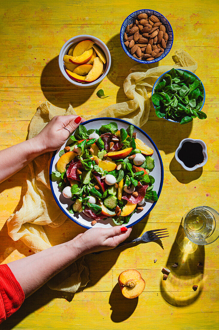 Feldsalat mit Nektarine, Rohschinken, Mozzarella und Mandeln