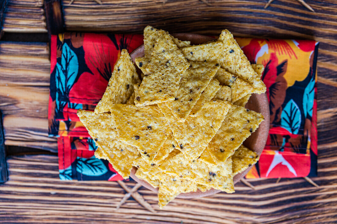 Tortilla-Chips auf bunt gemustertem Tuch