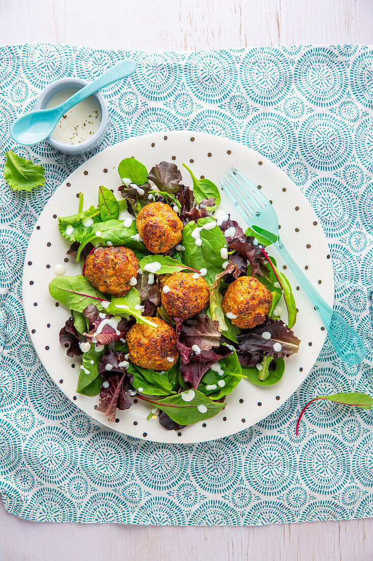 Leaf salad with meatballs and soy dressing