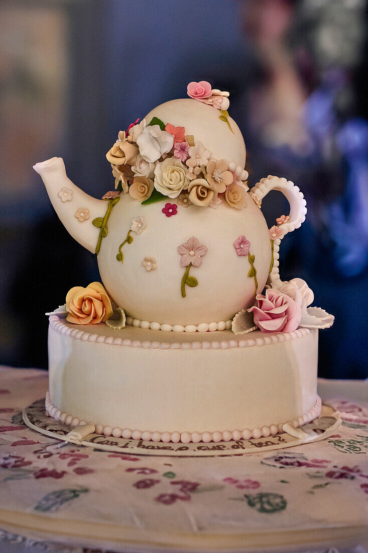 Torte in Form einer Teekanne mit Blumen