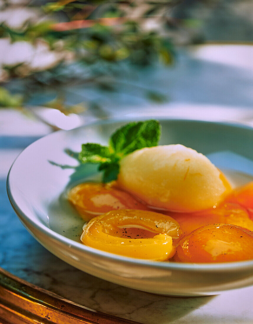 Pochierte Aprikosen mit Zitronensorbet und Minze