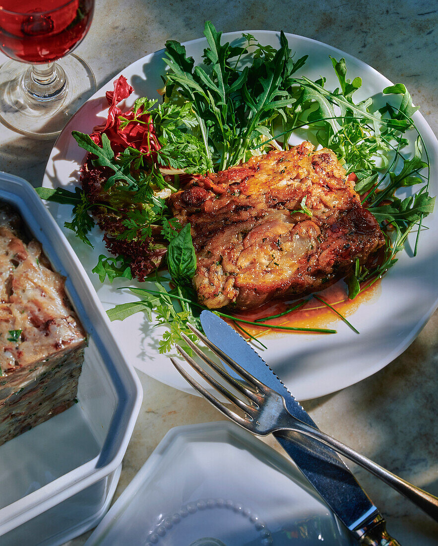 Terrine vom Schweinefuß mit Kräutern und Mesclun-Salat