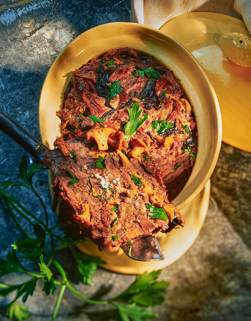 Ochsenschwanz-Terrine mit Pilzen und Petersilie