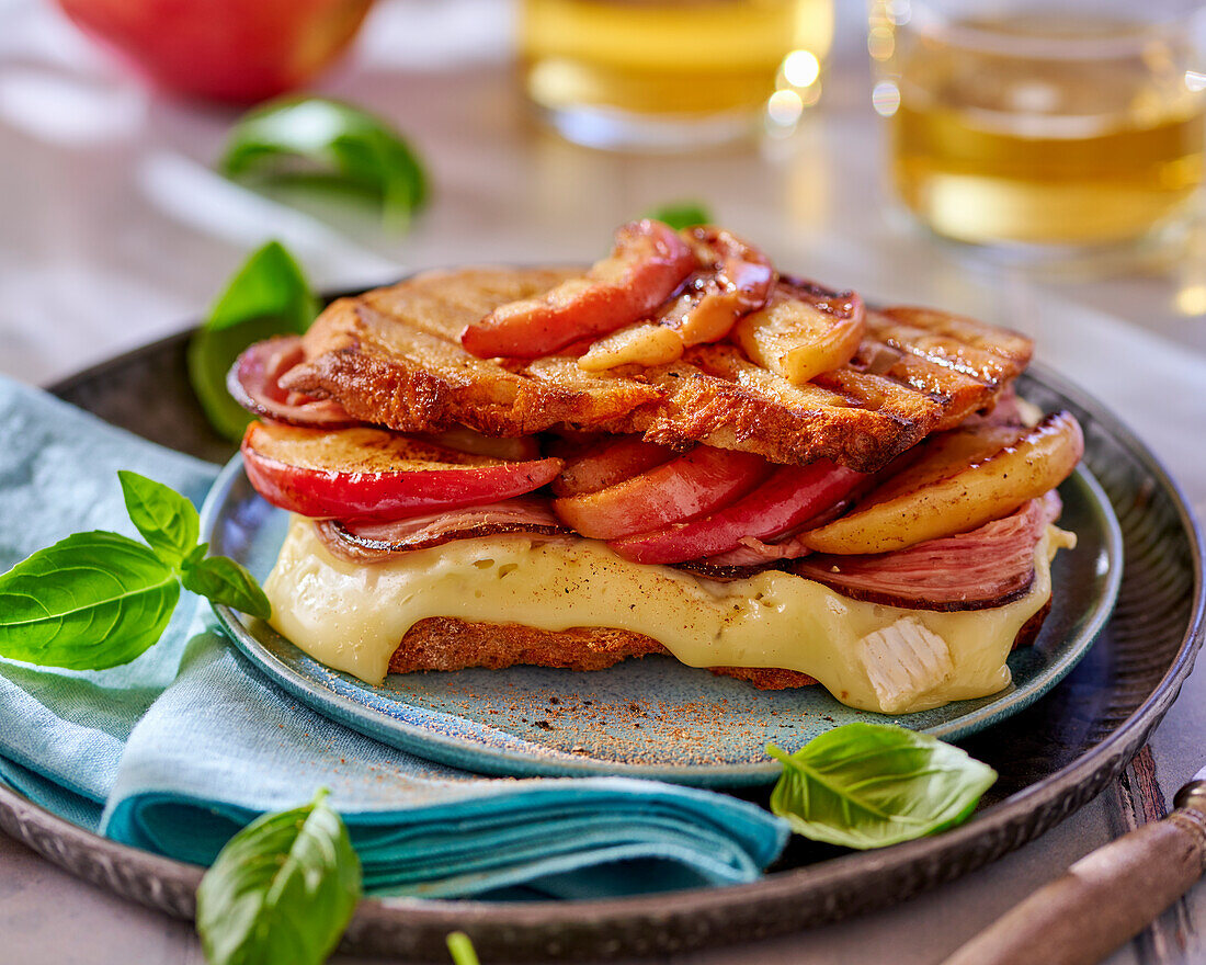 Muscat-Camembert-Sandwich mit Andouille und Äpfeln