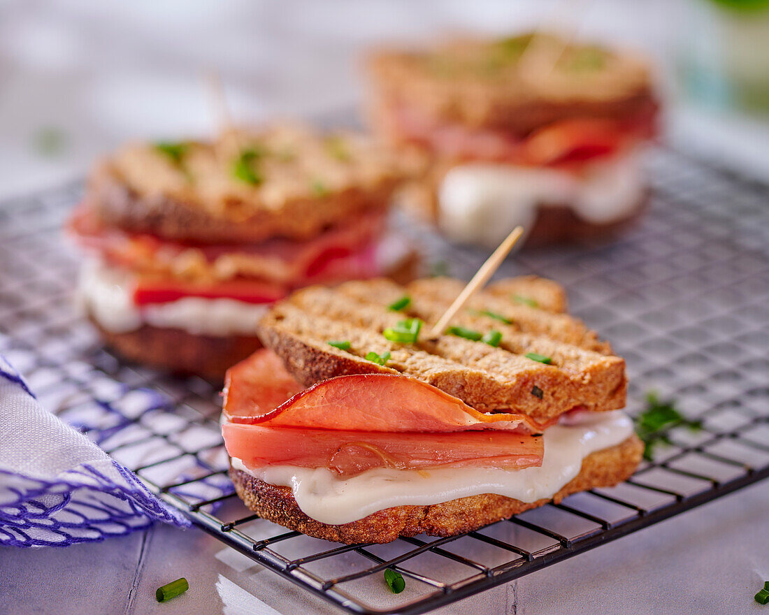 Gegrilltes Sandwich mit Schinken, Tomme de Chèvre und Rhabarber