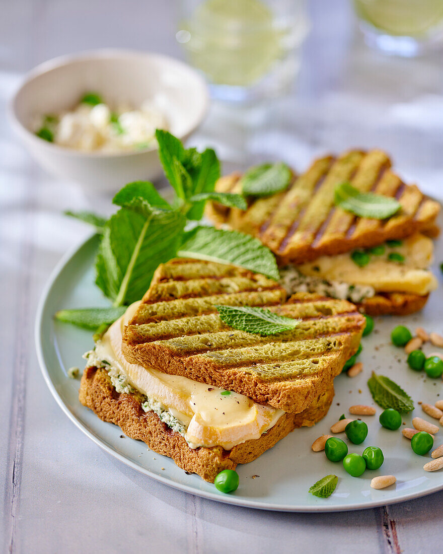 Grüner Croque Monsieur mit Feta und Minze