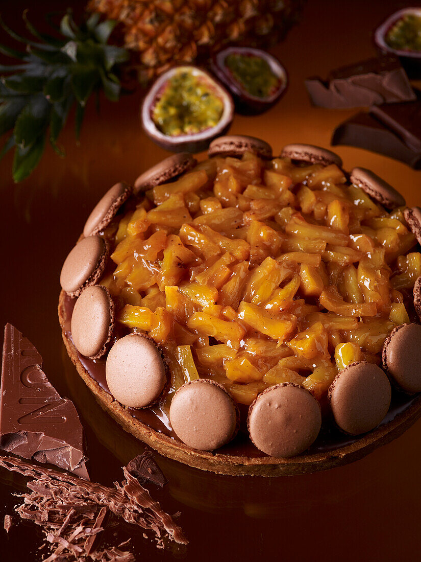 Tarte Mogador mit Ananas, Maracuja und Macarons