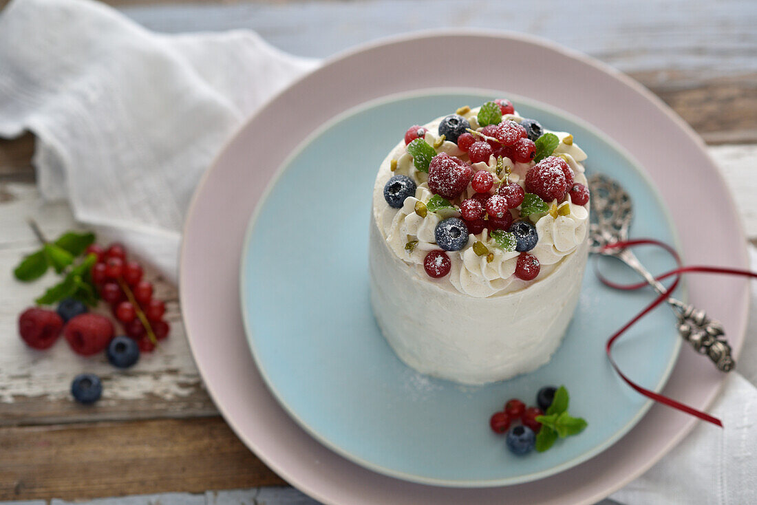 Mini-Törtchen mit veganer Quark-Sahnecreme und Sommerbeeren