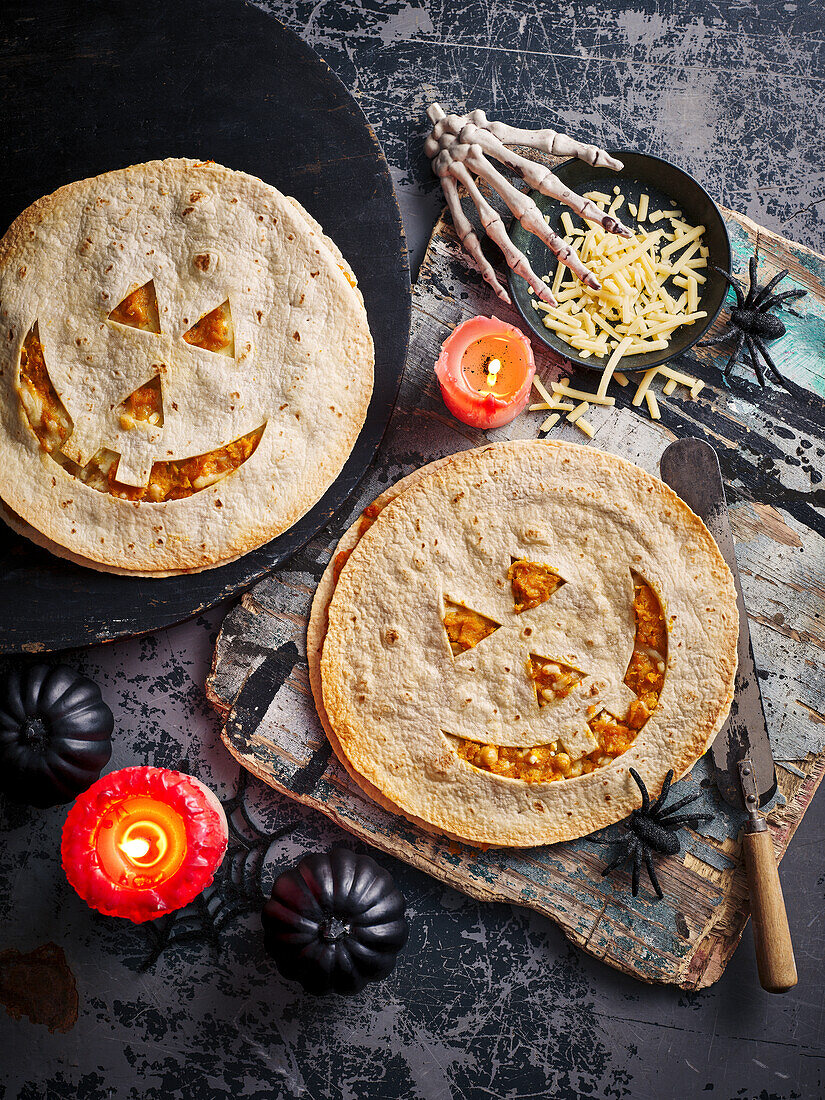 Halloween-Quesadillas mit Kürbislaternen-Motiv