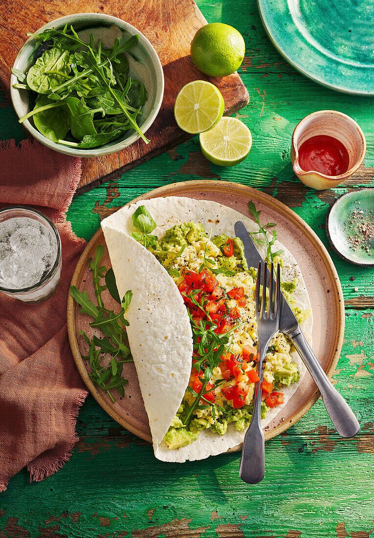 Huevos Rancheros mit Tomaten und Avocado