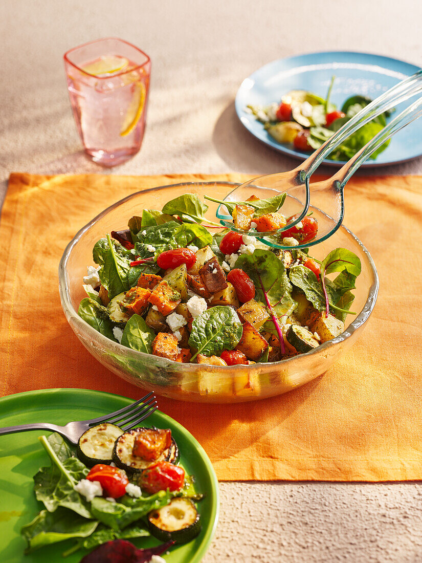 Bread salad with spinach, chard, cherry tomatoes and zucchinis