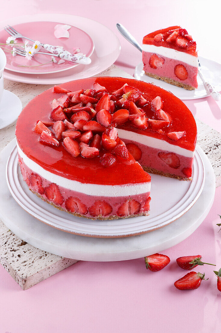 No-bake strawberry and cream cake