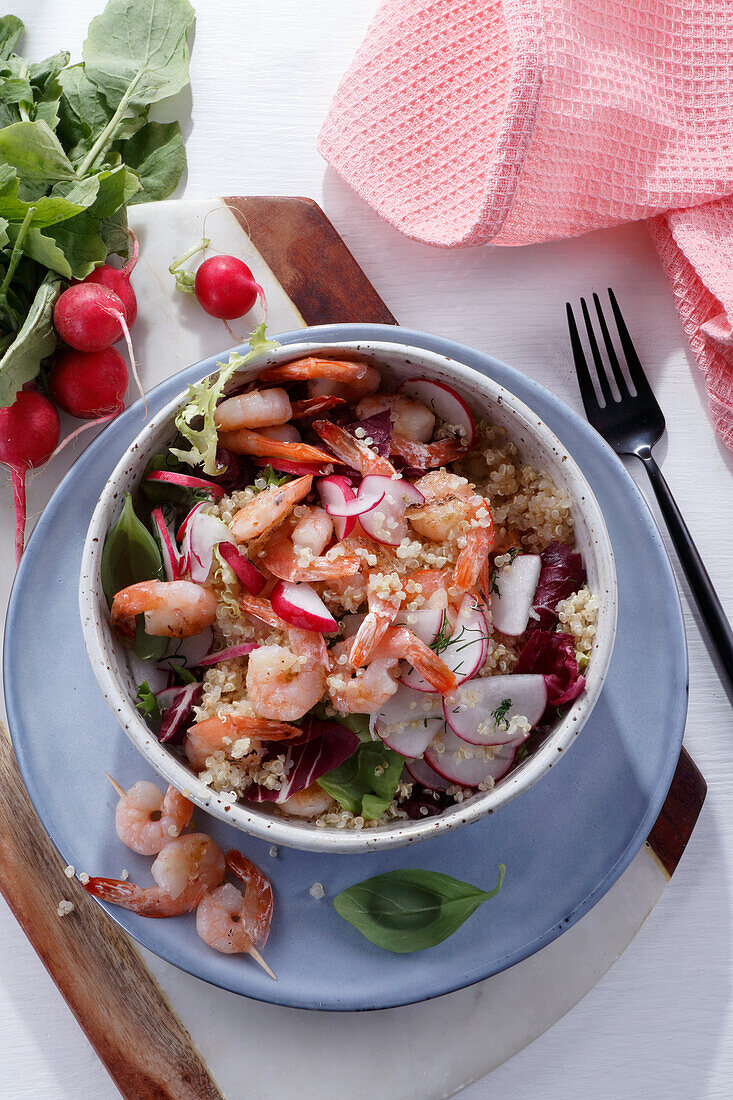 Quinoa salad with prawns and radishes