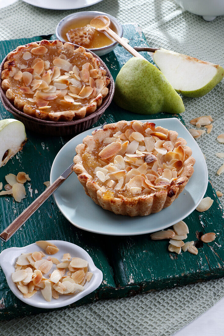 Törtchen mit Birnenmousse und Mandeln