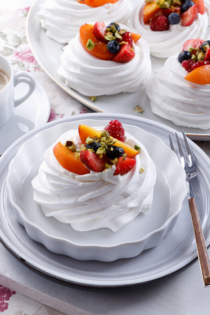 Mini-Pavlova mit Sahne und Früchten