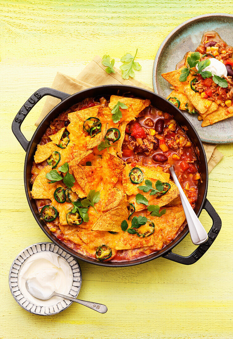 Überbackener Taco-Topf 'Tex-Mex' mit Hackfleisch und Jalapeno