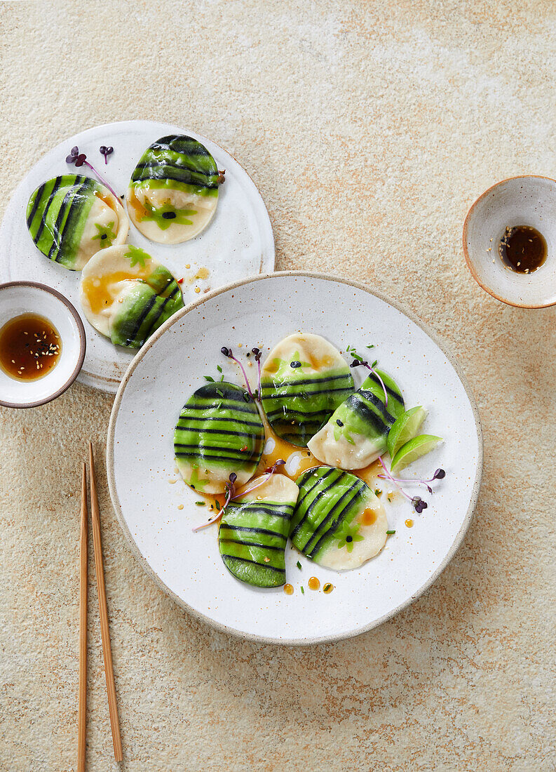 Gestreifte Ravioli mit Scampi-Füllung