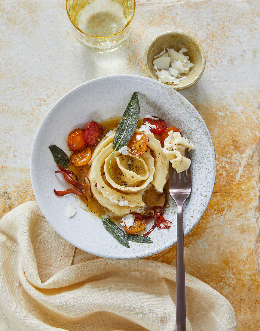 Ravioli-Rollen mit karamellisierten Tomaten, Speck, Ricotta und Salbei