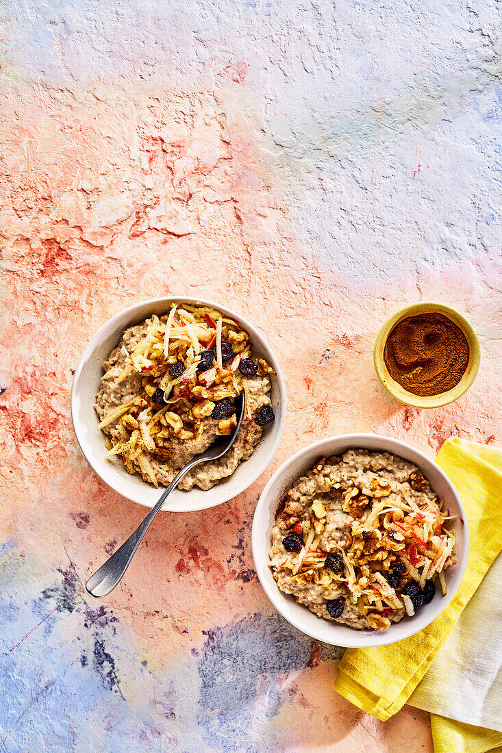 Porridge mit geriebenem Apfel und Rosinen