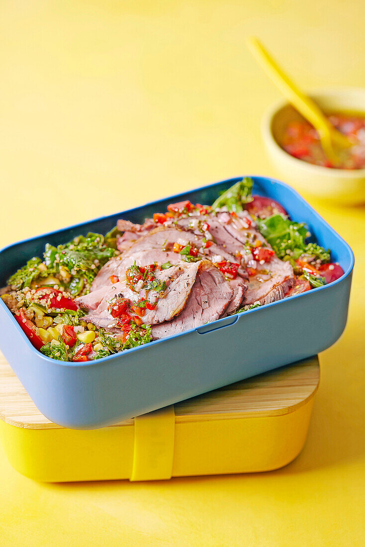 Rinderbraten mit rotem Chimichurri und Quinoa 'To Go'