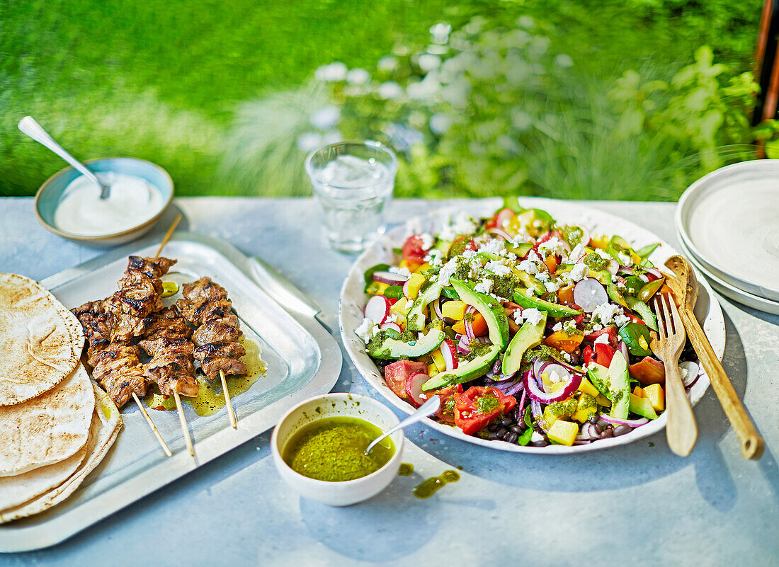 Sommersalat mit gegrillten Hühnerspießen und Fladenbrot