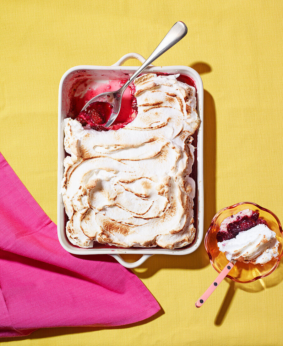 Blackberry casserole with meringue topping