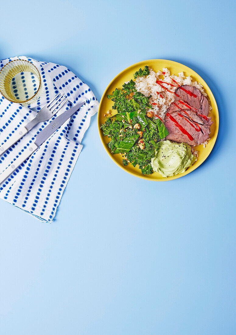 Rinderbraten mit scharfem Super-Gemüse und Avocadocreme