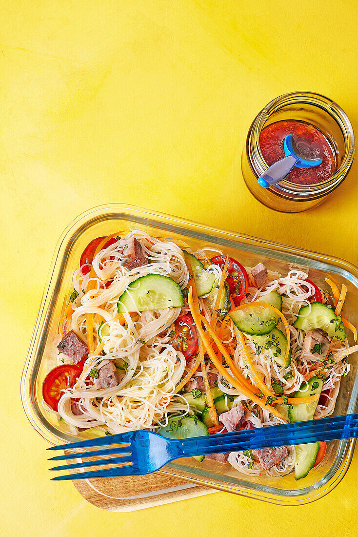 Vermicelli-Nudelsalat mit Rindfleisch und Gemüse 'To Go'