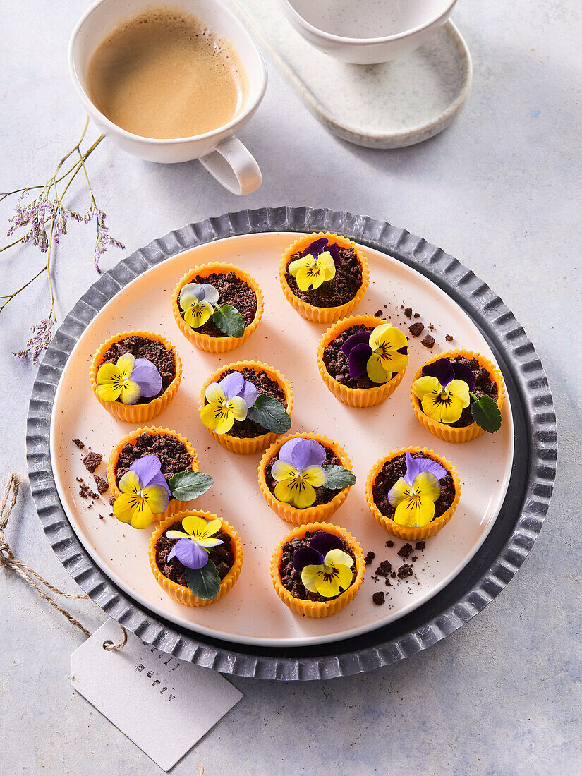 Schokoladen-'Blumentöpfchen' mit essbaren Blüten