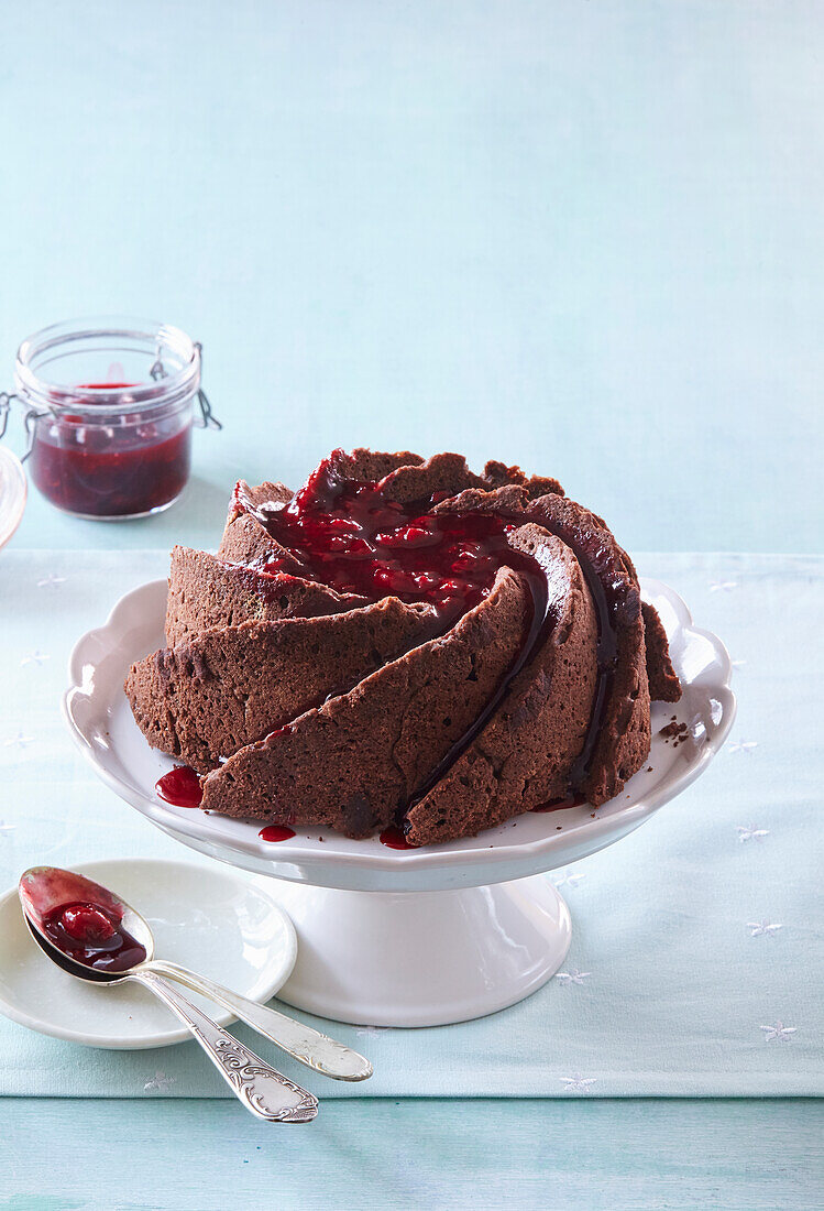 Schoko-Bundt Cake mit Kirschen und Kirschsauce