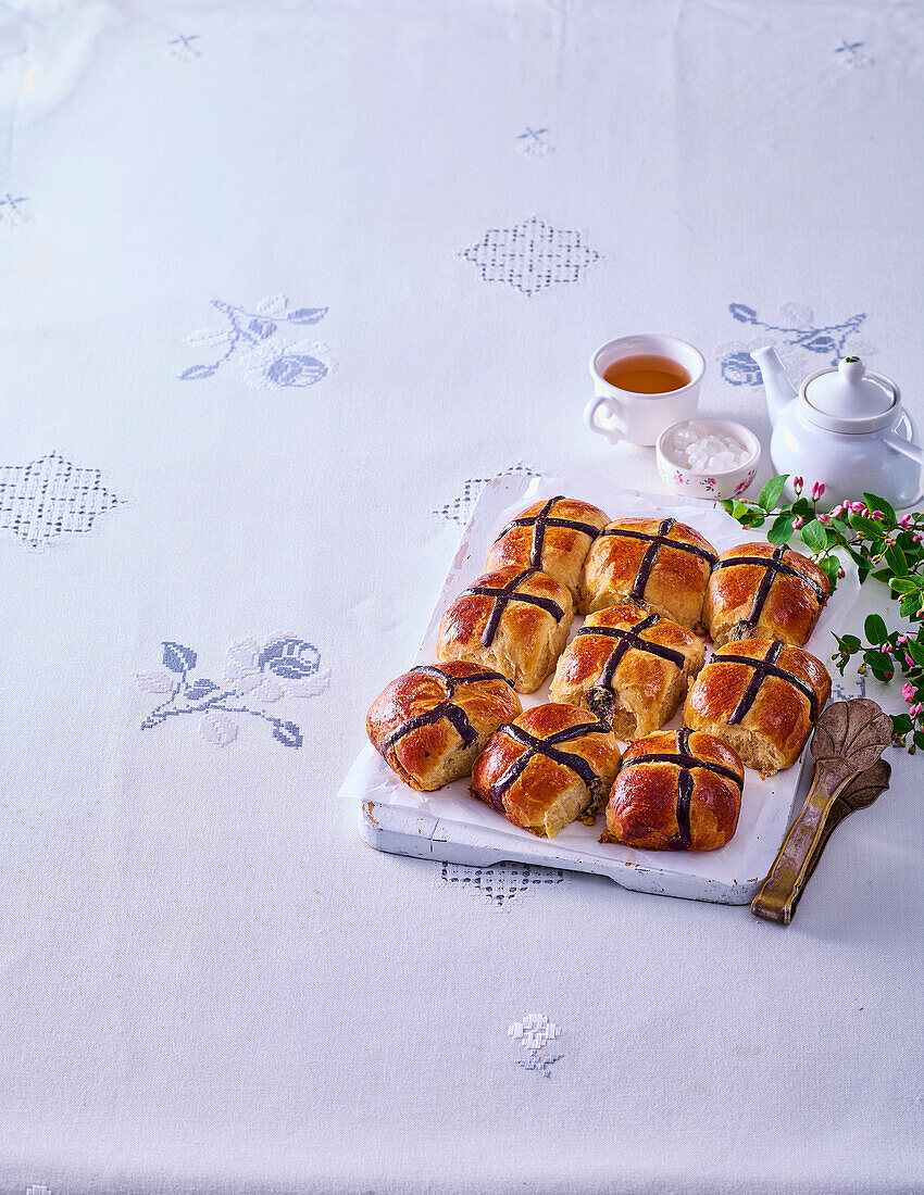 Cinnamon and vanilla buns with honey and cocoa