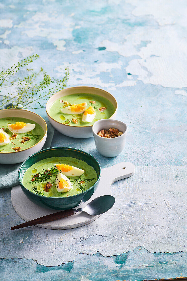 Kalte Gurkensuppe mit hartgekochtem Ei und Walnüssen