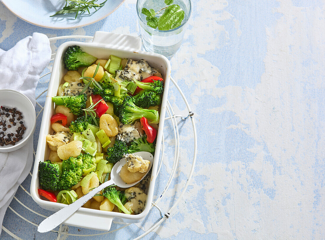 Baked gnocchi with broccoli, leek, peppers and blue cheese