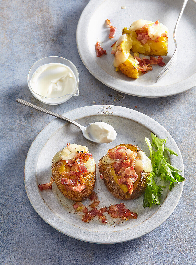 Ofenkartoffeln nach Raclette-Art mit Speck und Käse