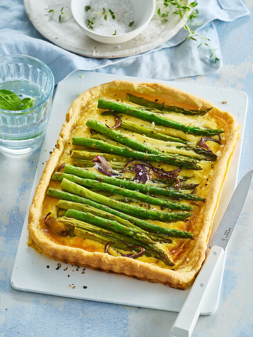 Asparagus quiche with Gouda cheese and red onions