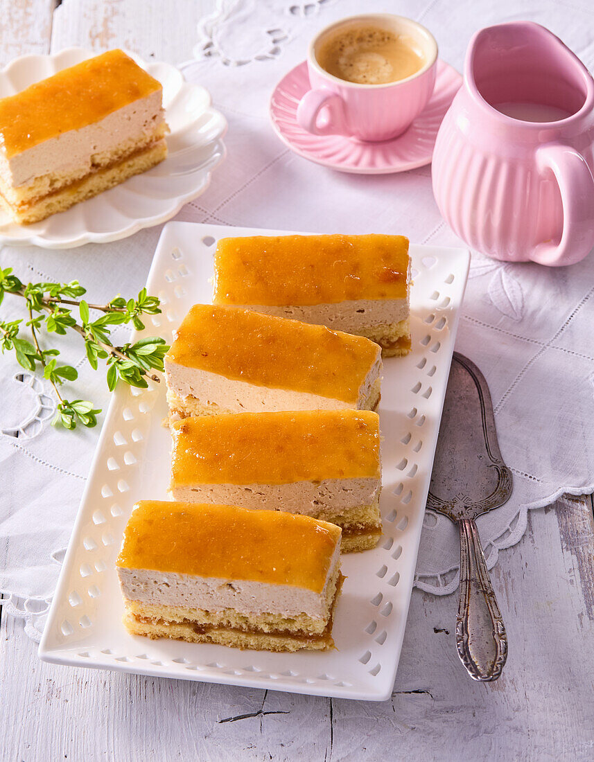 Apricot slices with cinnamon cream