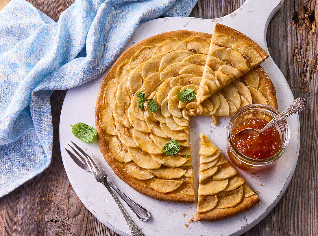 Apple pie with apricot jam